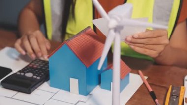 İnşaat projesinde çalışan kadın mühendis. Mimar mühendisi proje ile inşaat alanında çalışıyor.