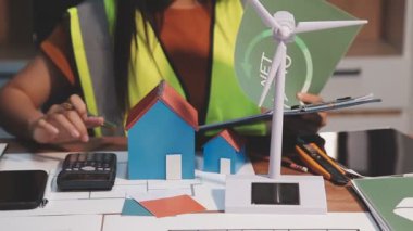 Tasarım projesinde çalışan mimar kadın mühendis. Ofiste çalışan mühendis.