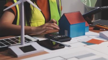 Evde çalışan mimar.