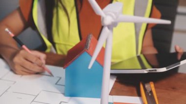 İnşaat projesi, mühendislik konsepti üzerinde çalışan mimar kadın mühendis..