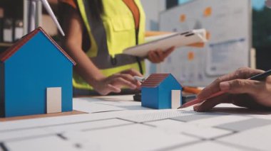 Ofiste planlar üzerinde çalışan mimar mühendisi, inşaat konsepti