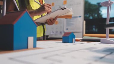 Ofisteki kadın mimarı kapatın.