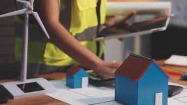 Ev planı ve planlarıyla çalışan mühendis kadın mimar.