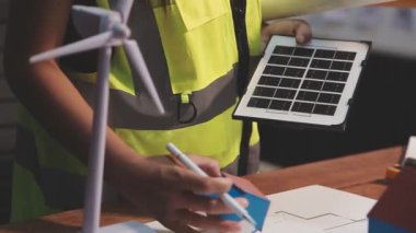 Ev modeli, mühendislik ve inşaat konsepti üzerine planlar üzerinde çalışan mühendis mimar, orijinal fotoset