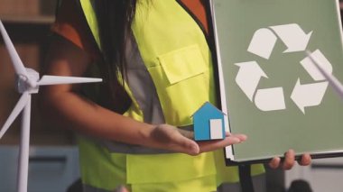 ev modeli tutan kadın
