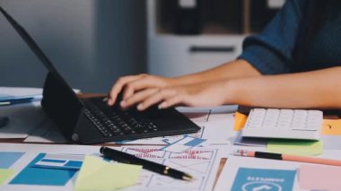 Evde dizüstü bilgisayarda çalışan genç bir kadın.