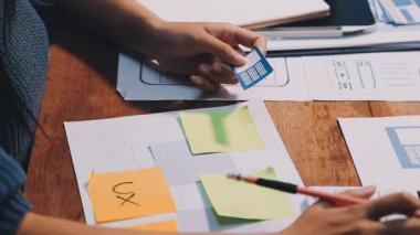 Tasarımcı eli kalem ve hesap makinesi