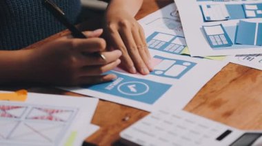 bir tablet ile çalışan tasarımcı