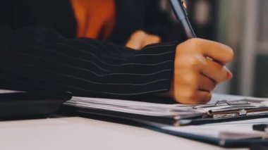 İş kadını ofiste masa başında kontrat imzalıyor. iş kavramı.