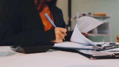 İş kadını ofiste çalışıyor.