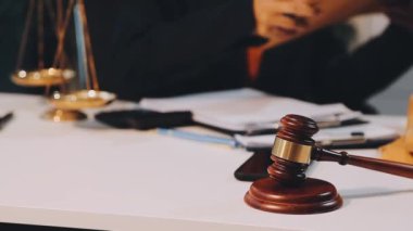 Avukat, avukat ya da avukat. Hakim gaJudge, hukuki danışman ve ofiste çalışan avukat..