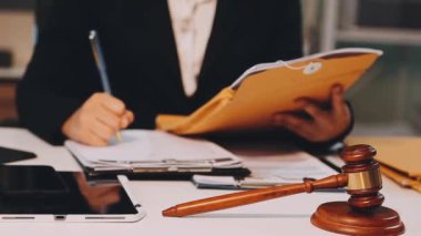 Ofiste çalışan avukat.