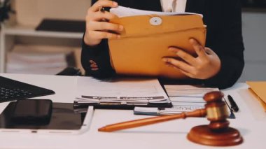 Ofiste çalışan iş adamı