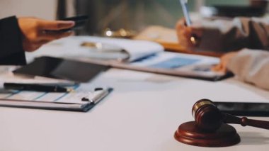 Ofiste çalışan bir iş adamı avukatı. Avukat ofiste çalışıyor..