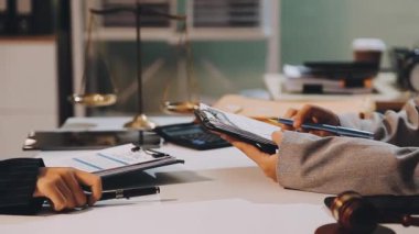 Belgelerle çalışan bir işadamı