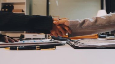 İş Adamları Tokalaşıyor