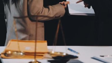 İş adamı konferans salonunda sunum yapıyor..