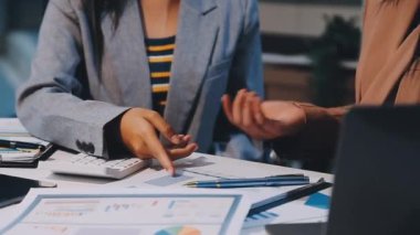 Hesap makinesi ve dizüstü bilgisayarı olan genç bir kadın