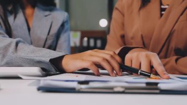 İş kadınları bir tablet üzerinde çalışıyor ve ofiste bir tablet kullanıyorlar..