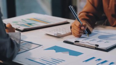 Ofiste çalışırken tablet kullanan genç iş kadınını kapatın..