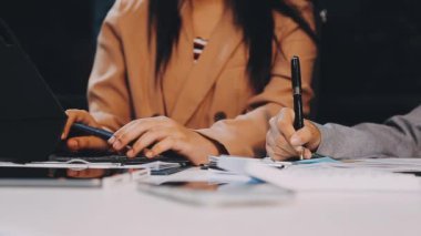 Genç bayan tasarımcı ofiste dizüstü bilgisayarla çalışıyor..