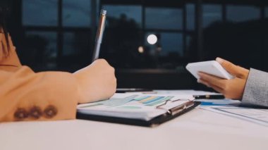 İş kadını iş yerindeki not defterine yazıyor.