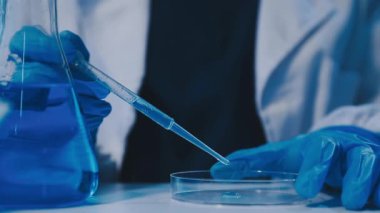 Modern laboratuarda yüksek teknolojili ekipmanlarla çalışan kadın bilim adamı.