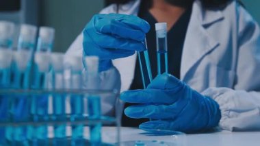 Modern laboratuarda yüksek teknolojili ekipmanlarla çalışan kadın bilim adamı.