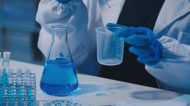 Kadın araştırmacı, modern laboratuardaki yüksek teknoloji malzemeleriyle örnekleri analiz ediyor.