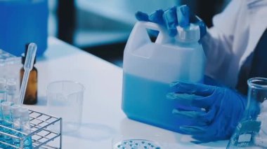 Modern laboratuarda çalışan genç bilim kadını.
