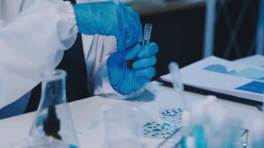 Modern laboratuarda çalışan genç bilim kadını.