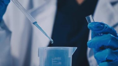 Modern laboratuarda çalışan genç bilim kadını.