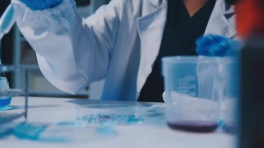 Modern laboratuarda çalışan genç bilim kadını.