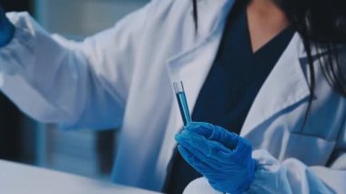 Modern laboratuarda çalışan genç bilim kadını.
