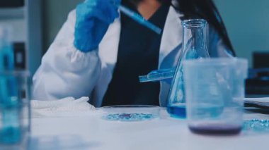 Modern laboratuarda çalışan genç bilim kadını.