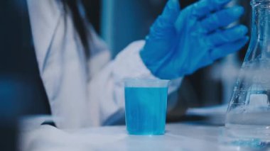 Modern laboratuarda çalışan genç bilim kadını.