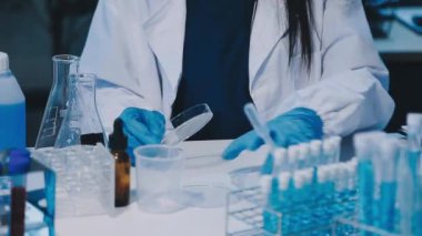 Modern laboratuarda çalışan genç bilim kadını.