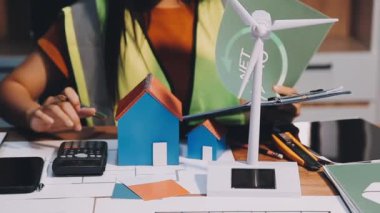 Evde çalışan mühendis kadın mühendis.