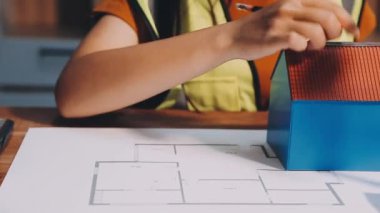 Ofiste mimari proje üzerinde çalışan mimar, mimari proje.