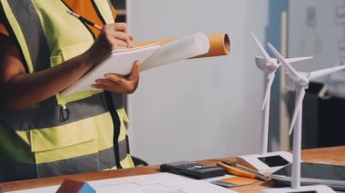 Mimar ofiste plan üzerinde çalışıyor, emlak konsepti