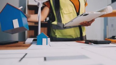 Ofiste çalışan genç mühendis