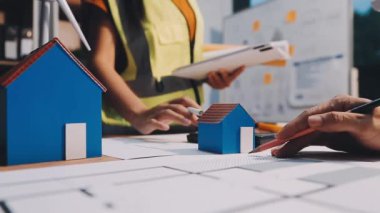 Ev modeli, inşaat ve mühendislik konseptiyle proje üzerinde çalışan mühendis ya da mühendis. İnşaat mühendisi ya da mühendisi.