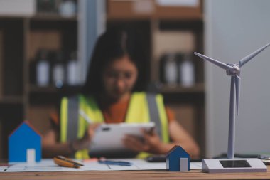 Evde çalışan kadın mimar planlara baktı..