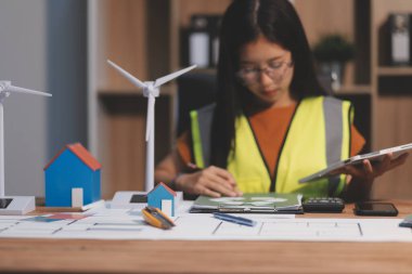 Evde çalışan kadın mimar planlara baktı..