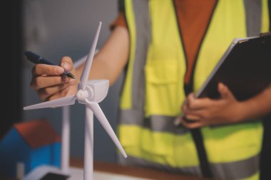 Evde çalışan kadın mimar planlara baktı..