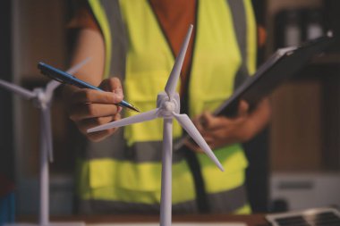 Evde çalışan kadın mimar planlara baktı..