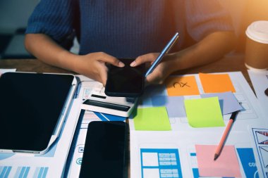 Tasarımcı takım uxui sistemini yeni telefonlar ve destek sistemi güncellemeleri üzerinde iyi çalışması için tasarlıyor. Web sitesi geliştirme konsepti UI UX ön uç tasarımcısı