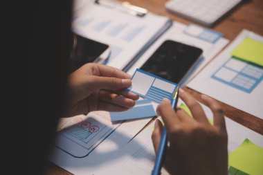 Tasarımcı takım uxui sistemini yeni telefonlar ve destek sistemi güncellemeleri üzerinde iyi çalışması için tasarlıyor. Web sitesi geliştirme konsepti UI UX ön uç tasarımcısı