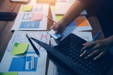 Tasarımcı takım uxui sistemini yeni telefonlar ve destek sistemi güncellemeleri üzerinde iyi çalışması için tasarlıyor. Web sitesi geliştirme konsepti UI UX ön uç tasarımcısı