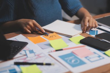 Tasarımcı takım uxui sistemini yeni telefonlar ve destek sistemi güncellemeleri üzerinde iyi çalışması için tasarlıyor. Web sitesi geliştirme konsepti UI UX ön uç tasarımcısı